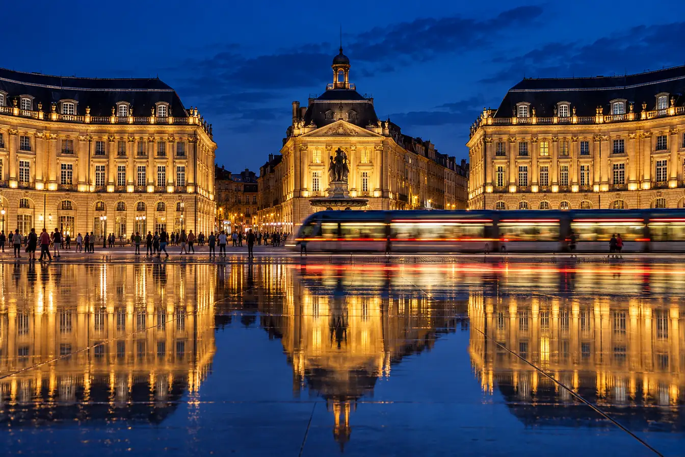 Quais de Bordeaux de nuit avec les façades éclairées et un tram qui passe